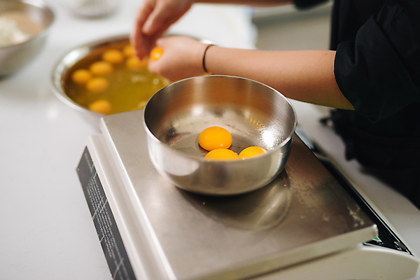 포토 JPG 해외이미지 손 실내 요리 들기 아웃포커스 신체부위 제빵 노른자 계량기 계량 날계란 제빵사 믹싱볼 격리 해외포토 직업 그릇 컨셉 모션 촬영기법 사람 내부 제과제빵 계란 파일형식 이미지허브
