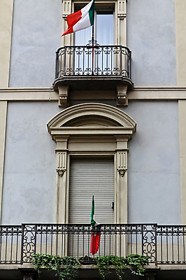 포토 JPG 해외이미지 유럽 벽 여행 건축양식 창문 휴가 주택 사람없음 건물 장식 빨간색 초록색 여행객 이탈리아 수확 발코니 흰색 축하 깃발 도시 화려 심볼 묘사 빚 로마인 바로크 옛날 위기 정부 해외포토 건축물 건축 나라 컬러 컨셉 농업 사람 인종 경제 파일형식 이미지허브