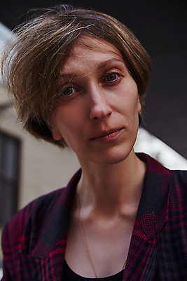 포토 JPG 해외이미지 백인 라이프스타일 응시 시선 여자 얼굴 생각 짧은머리 거리 한명 서기 사람 정장 성인 야외 건물 빨간색 머리 재킷 도시 우아함 날씬함 체크무늬 내추럴 스타일 해외포토 서양인 1 헤어스타일 건축물 옷 컬러 컨셉 무늬 모션 생활 신체부위 외투 몸매 파일형식 이미지허브