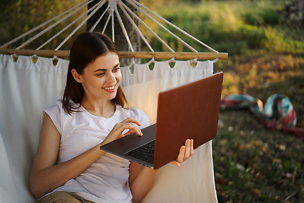 포토 JPG 해외이미지 주간 나무 응시 여자 자연 한명 미소 상반신 성인 야외 앞모습 아웃포커스 노트북 눕기 해먹 성인여자한명만 해외포토 자연요소 식물 1 시선 뷰포인트 모션 촬영기법 표정 사람 전자제품 침대 생태계 여자한명만 성인여자만 파일형식 이미지허브