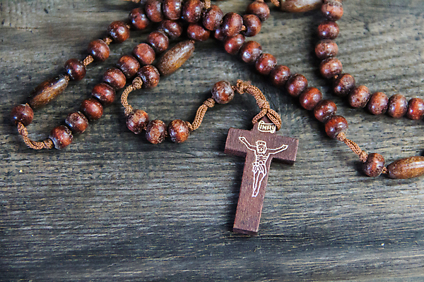 포토 JPG 해외이미지 종교 문화 십자가 목걸이 손가락 사람없음 목재 평화 믿음 희망 천주교 기도 예수 구슬 심볼 명상 묵주 신앙심 해외포토 나무 손 감정 컨셉 재료 장신구 종교용품 신_종교 파일형식 이미지허브