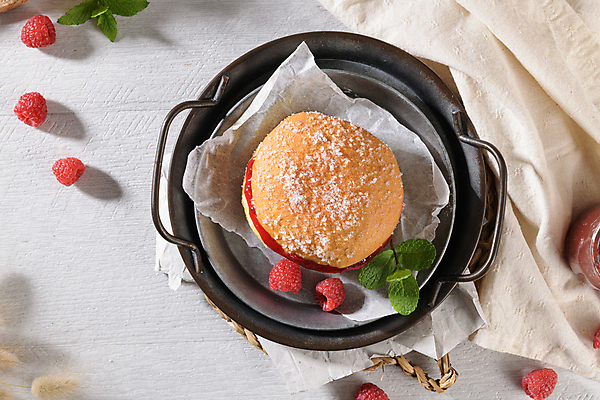 포토 JPG 해외이미지 접시 디저트 실내 사람없음 하이앵글 도넛 산딸기 해외포토 식기 음식 뷰포인트 과일 내부 파일형식 이미지허브