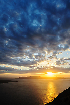 포토 JPG 해외이미지 호수 파도 바다 오렌지 자연 하늘 날씨 사람없음 야외 파란색 빛 햇빛 태양 뷰티 노란색 일출 맑음 어둠 황혼 일몰 새벽 거울 황금 저녁 그리스 화산 장면 천국 스카이라인 산토리니 수평선 해외포토 자연요소 유럽 컬러 과일 산 노을 야간 생태계 파일형식 이미지허브