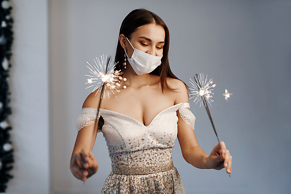 포토 JPG 해외이미지 모델 드레스 여자 행복 감정 어린이 백그라운드 컨셉 크리스마스 겨울 휴가 새로움 새해 기념 갈색머리 요정 건강 가면 한명 사람 이벤트 빨간색 스마트폰 뷰티 약 산타클로스 파티 유행 축하 바이러스 우아함 보호 질병 연도 감염 전염병 혼자 해외포토 1 헤어스타일 옷 계절 기념일 컬러 의학 핸드폰 스마트기기 파일형식 이미지허브