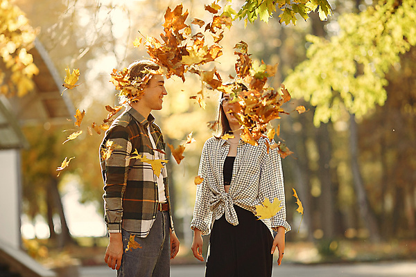 포토 JPG 해외이미지 백인 라이프스타일 커플 계절 공원 여자 남자 안경 백그라운드 2 가족 관계 포옹 자연 놀이 거리 함께함 관리 사랑 사람 야외 두명 햇빛 태양 노란색 유행 일몰 봄 기쁨 낭만 잡기 황금 해외포토 자연요소 서양인 잡화 공공시설 감정 컬러 컨셉 안기 모션 생활 노을 생태계 파일형식 이미지허브