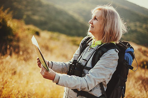 포토 JPG 해외이미지 백인 라이프스타일 응시 여자 행복 도로 여행 지도 생각 배낭 자연 휴가 산 한명 성인 야외 금발 햇빛 여행객 맑음 트래킹 쌍안경 하이킹 잡기 은퇴 탐사 하이커 해외포토 서양인 1 헤어스타일 시선 감정 길 가방 교통시설 모션 레저 날씨 사람 생활 태양 망원경 생태계 파일형식 이미지허브