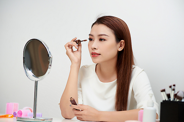 포토 JPG 해외이미지 응시 여자 실내 한명 들기 동양인 상반신 성인 옆모습 뷰티 흰배경 마스카라 바르기 아이메이크업 탁상거울 성인여자한명만 해외포토 1 시선 뷰포인트 백그라운드 모션 사람 인종 내부 화장 화장품 거울 흰색 여자한명만 성인여자만 파일형식 이미지허브