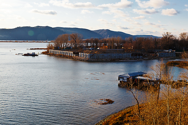 포토 JPG 해외이미지 나무 구름 섬 여행 곡선 자연 하늘 지붕 주택 안테나 파노라마 숙이기 풍경 사람없음 야외 건물 물 파란색 강 컬러풀 햇빛 노란색 맑음 침묵 가을 도시 숲 강가 언덕 서리 러시아 장면 타운 러시아인 수평선 해외포토 자연요소 서양인 식물 건축물 계절 유럽 선 컬러 포즈 통신 날씨 촬영기법 태양 소리 생태계 파일형식 이미지허브