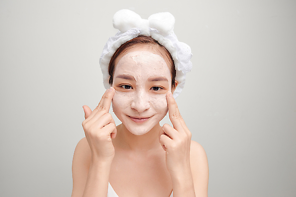 포토 JPG 해외이미지 응시 여자 회색배경 실내 한명 동양인 상반신 성인 앞모습 뷰티 머리띠 피부관리 바르기 마스크팩 성인여자한명만 해외포토 1 시선 뷰포인트 백그라운드 장신구 모션 사람 인종 내부 회색 팩 여자한명만 성인여자만 파일형식 이미지허브