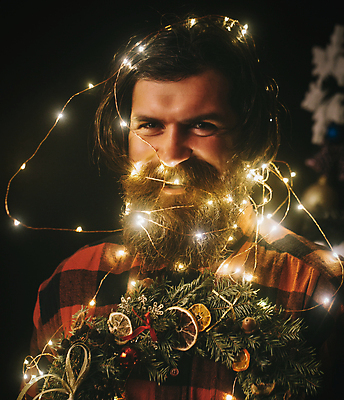포토 JPG 해외이미지 백인 남자 행복 감정 얼굴 크리스마스 겨울 휴가 새해 수염 한명 미소 장식 빛 산타클로스 파티 유행 화환 꿈 축하 야간 12월 공상 마법 빛망울 몽환 해외포토 자연요소 서양인 1 계절 기념일 꽃 컨셉 표정 사람 이벤트 신체부위 날짜 파일형식 이미지허브