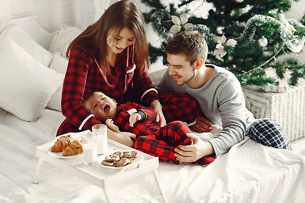 포토 JPG 해외이미지 라이프스타일 아들 어린이 컨셉 크리스마스 가족 관계 놀이 엄마 휴가 새로움 수염 주택 함께함 쟁반 선물 사랑 미소 웃음 앉기 소년 컵 빨간색 세명 쿠키 기쁨 침실 방 우유 침대 아빠 연도 스웨터 먹기 해외포토 식기 기념일 남자 감정 컬러 가구 상의 모션 디저트 유제품 표정 사람 건물 생활 파일형식 이미지허브