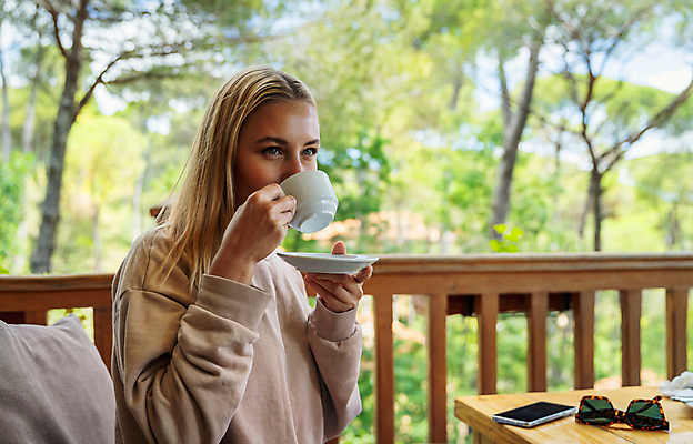 포토 JPG 해외이미지 백인 라이프스타일 여자 행복 커피 음료 여행 장신구 자연 탁자 아침 휴가 휴식 산 주택 한명 사람 야외 컵 초록색 스마트폰 선글라스 평화 머그컵 마시기 발코니 흰색 뜨거움 아침식사 숲 오두막 탈출 휴양지 주말 해외포토 주간 서양인 1 식기 감정 안경 컬러 가구 컨셉 모션 건물 생활 핸드폰 스마트기기 식사 장소 생태계 파일형식 이미지허브