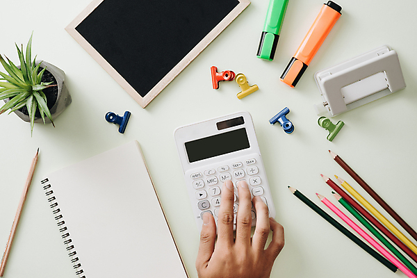 포토 JPG 해외이미지 식물 손 화분 색연필 실내 신체부위 하이앵글 칠판 계산기 흰배경 형광펜 서류집게 플래너 카피스페이스 해외포토 펀칭기 뷰포인트 백그라운드 문구용품 학용품 집게 사람 내부 펜 사무용품 공백 장비 흰색 파일형식 이미지허브