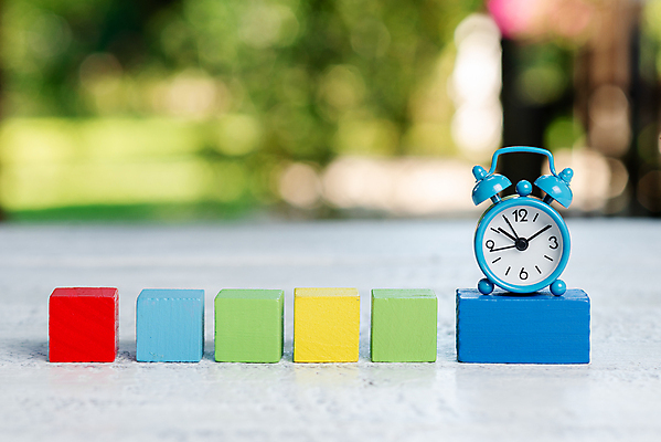 포토 JPG 해외이미지 디자인 어린이 시계 탁자 레저 벽돌 사람없음 야외 학습 쌓기 자명종 작음 해외포토 교육 가구 모션 사람 알람 크기 파일형식 이미지허브