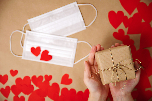 포토 JPG 해외이미지 모양 디자인 행복 리본 분홍색 백그라운드 컨셉 크리스마스 휴가 발렌타인데이 건강 선물 사랑 가면 안전 사람없음 장식 빨간색 파란색 상자 약 건강관리 놀람 낭만 하트 축하 인사 신용카드 생일 바이러스 보호 질병 심볼 활 감염 돌봄 전염병 카피스페이스 해외포토 기념일 감정 컬러 의학 모션 데이이벤트 표정 관리 금융 공백 예절 파일형식 이미지허브