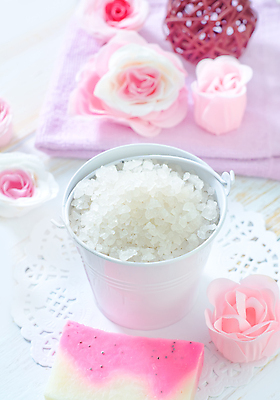 포토 JPG 해외이미지 꽃 리본 분홍색 사람없음 아웃포커스 수건 스파 양동이 스파용품 비누 아로마테라피 입욕소금 해외포토 식물 컬러 촬영기법 위생용품 미용용품 오브젝트 소금 테라피 파일형식 이미지허브