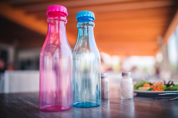 포토 JPG 해외이미지 음료 분홍색 백그라운드 컨셉 탁자 건강 경사 사람없음 물 파란색 컬러풀 환경 활발 재활용 보호 컨테이너 플라스틱 플라스크 에코 고립 해외포토 자연요소 산업 컬러 가구 재질 실험기구 친환경 파일형식 이미지허브