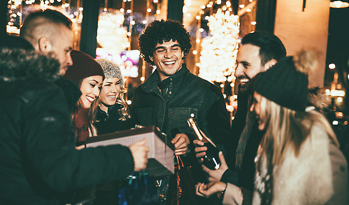 포토 JPG 해외이미지 라이프스타일 커플 행복 크리스마스 겨울 휴가 전등 새해 거리 함께함 선물 사랑 미소 사람 여러명 야외 가로 친구 파티 우정 기쁨 추위 축하 도시 그룹 야간 샴페인 유혹 6 해외포토 자연요소 계절 기념일 감정 다수 컨셉 관계 조명 주류 표정 이벤트 생활 숫자 파일형식 이미지허브