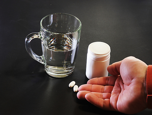 포토 JPG 해외이미지 손 남자 유리 스트레스 건강 병원 사람 사람없음 치료 물 알약 약 검은색 어둠 고통 환자 흰색 잡기 입 질병 약국 두통 감염 처방 테라피 보충 돌봄 인플루엔자 편두통 항생제 해외포토 자연요소 감정 컬러 의학 모션 재질 신체부위 뷰티 바이러스 파일형식 이미지허브