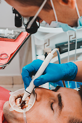 포토 JPG 해외이미지 직업 건강 치과 두명 사무실 쌍안경 장비 환자 도구 공구 붓 오픈 치아 치과의사 탐색 턱 순서 돌봄 명패 염증 위생관리 잇몸 해외포토 신체 비즈니스 의학 모션 병원 관리 사람 망원경 의사 소화기관 질병 파일형식 이미지허브