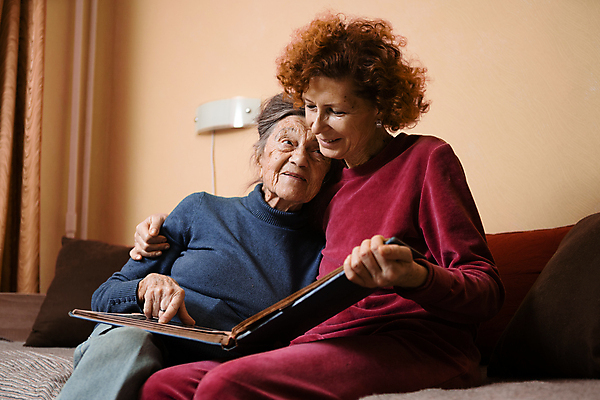 포토 JPG 해외이미지 백인 노년 딸 행복 할머니 통신 가족 주택 함께함 대화 미소 사람 앉기 성인 두명 소파 기쁨 추위 백발 주름 앨범 은퇴 주말 방문 리빙 돌봄 순간 어머니의날 해외포토 서양인 헤어스타일 여자 기념일 감정 컨셉 의자 관계 모션 표정 말하기 건물 미국문화 파일형식 이미지허브