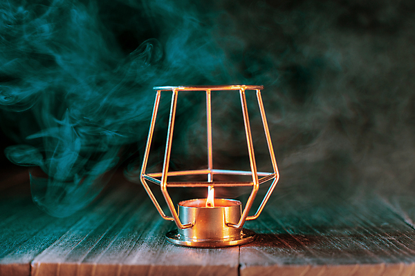 포토 JPG 해외이미지 백그라운드 컨셉 촛불 탁자 사람없음 축제 어둠 할로윈 분위기 연기 오브젝트 촛대 호러 해외포토 가구 초 공포 파일형식 이미지허브