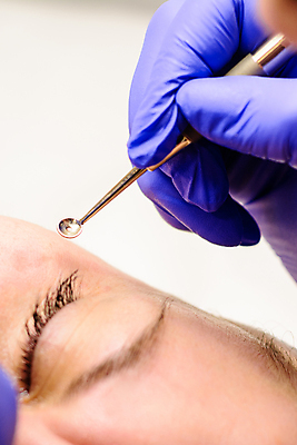 포토 JPG 해외이미지 백인 모자 응시 얼굴 장갑 건강 주사기 씨앗 한명 사람 성인 약 라벨 화장품 시험 환자 점 기름 질병 눈썹 피부 슛 비전 부드러움 여드름 돌봄 흉터 해외포토 서양인 식물 1 시선 잡화 교육 음식 의학 의료기기 모션 프레임 신체부위 뷰티 감각 상처 파일형식 이미지허브