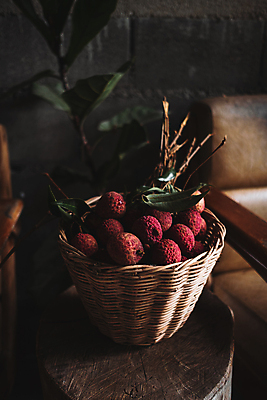 포토 JPG 해외이미지 잎 과일 자연 탁자 사람없음 가로 빨간색 하이앵글 컬러풀 바구니 그룹 해외포토 식물 뷰포인트 컬러 가구 생태계 파일형식 이미지허브