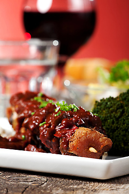 포토 JPG 해외이미지 전통 접시 음료 토마토 채소 유리 탁자 밥 양파 돼지고기 사람없음 목재 장식 초록색 물 와인 식사 샐러드 소고기 흰색 꼬치 그릴 상추 브로콜리 바비큐 케첩 쪽파 케밥 해외포토 자연요소 나무 식기 음식 컬러 가구 재료 재질 주방용품 주류 육류 소스_음식 파 파일형식 이미지허브