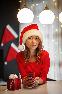 포토 JPG 해외이미지 모자 손 여자 행복 크리스마스 탁자 모바일 휴가 새해 주택 선물 사랑 한명 미소 사람 앉기 장식 빨간색 스마트폰 핸드폰 주방 검은색 화환 희망 기쁨 램프 축하 잡기 커튼 기다림 12월 문자메시지 캡모자 크리스마스이브 해외포토 모자_잡화 1 잡화 기념일 꽃 감정 컬러 가구 컨셉 모션 조명 표정 건물 신체부위 전자제품 스마트기기 날짜 메시지 파일형식 이미지허브