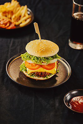 포토 JPG 해외이미지 검은배경 패스트푸드 실내 사람없음 아웃포커스 햄버거 인스턴트 해외포토 음식 백그라운드 촬영기법 내부 검은색 파일형식 이미지허브