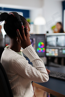 포토 JPG 해외이미지 여자 실내 한명 상반신 성인 옆모습 그래픽 모니터 헤드셋 키보드 그래픽디자이너 성인여자한명만 해외포토 1 뷰포인트 음향기기 사람 내부 컴퓨터 헤드폰 디자이너 여자한명만 성인여자만 파일형식 이미지허브