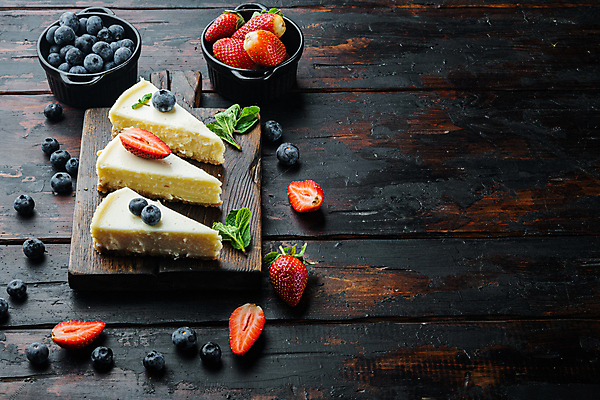 포토 JPG 해외이미지 딸기 디저트 사람없음 케이크 달콤 블루베리 맛있는 나무배경 해외포토 음식 백그라운드 과일 맛 파일형식 이미지허브