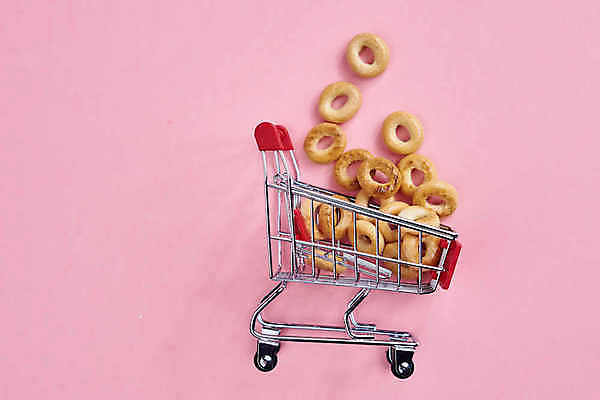 포토 JPG 해외이미지 실내 사람없음 쇼핑카 미니어처 오브젝트 베이글 쏟아짐 넘어짐 분홍색배경 해외포토 빵 분홍색 백그라운드 모션 내부 쇼핑 모형 카트 파일형식 이미지허브