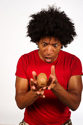 포토 JPG 해외이미지 남자 흑인 스트레스 감자 관리 한명 세로 30대 잡기 뜨거움 떨어짐 상처 불안 문제 통과 연소 고립 부담 이슈 화상 해외포토 서양인 1 감정 컨셉 채소 모션 사람 장년 파일형식 이미지허브