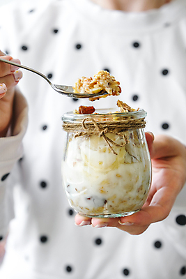 포토 JPG 해외이미지 손 여자 실내 한명 들기 상반신 성인 앞모습 아웃포커스 요거트 오트밀 성인여자한명만 그래놀라 그릭요거트 해외포토 1 음식 뷰포인트 모션 유제품 촬영기법 사람 내부 신체부위 여자한명만 성인여자만 파일형식 귀리 이미지허브