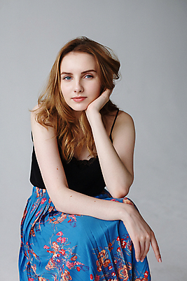 포토 JPG 해외이미지 백인 모델 긴머리 시선 드레스 여자 포즈 백그라운드 갈색머리 실내 한명 사람 파란색 치마 뷰티 유행 회색 우아함 긍정 내추럴 스타일링 얇은 스타일 해외포토 서양인 1 헤어스타일 옷 컬러 컨셉 하의 내부 파일형식 이미지허브