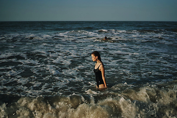 포토 JPG 해외이미지 주간 여자 수영복 여유 파도 바다 휴식 한명 서기 상반신 성인 야외 옆모습 여름휴가 바캉스 선글라스 성인여자한명만 해외포토 자연요소 1 옷 감정 안경 뷰포인트 컨셉 모션 휴가 사람 여자한명만 성인여자만 파일형식 여름_계절 이미지허브