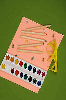 포토 JPG 해외이미지 종이 안경 색연필 미술 취미 사람없음 물감 붓 팔레트 압정 초록배경 해외포토 잡화 백그라운드 문화예술 학용품 초록색 사무용품 미술도구 파일형식 이미지허브