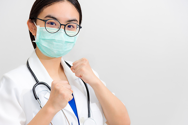 포토 JPG 해외이미지 직업 여자 얼굴 백그라운드 컨셉 유니폼 응원 태국 건강 가면 한명 안전 사람 동양인 약 우주 주먹 공백 회색 간호사 의사 흰색 펀치 바이러스 보호 질병 사인 싸움 긍정 격려 반대 고립 돌봄 전염병 주목 지원 해외포토 1 옷 감정 아시아 컬러 의학 모션 인종 신체부위 의료진 파일형식 이미지허브