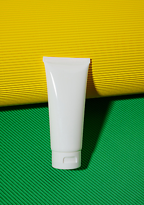 포토 JPG 해외이미지 실내 그림자 사람없음 화장품 노란배경 튜브용기 목업 브랜딩 초록배경 해외포토 백그라운드 내부 초록색 뷰티 노란색 용기_그릇 파일형식 이미지허브