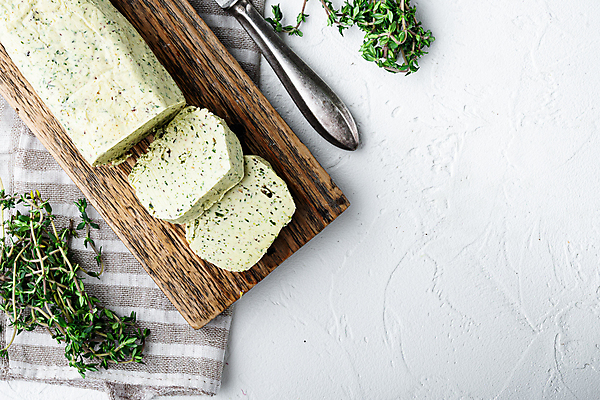 포토 JPG 해외이미지 식재료 실내 사람없음 하이앵글 허브 흰배경 버터 나무도마 카피스페이스 해외포토 식물 뷰포인트 백그라운드 도마 내부 목재 공백 흰색 파일형식 이미지허브