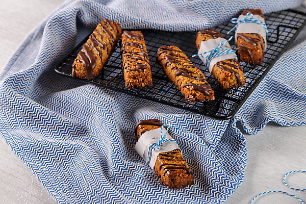 포토 JPG 해외이미지 리본 포장 회색배경 실내 사람없음 초콜릿 달콤 건강식품 에너지바 종이호일 식힘망 해외포토 음식 백그라운드 디저트 건강 내부 주방도구 회색 맛 제빵도구 파일형식 이미지허브