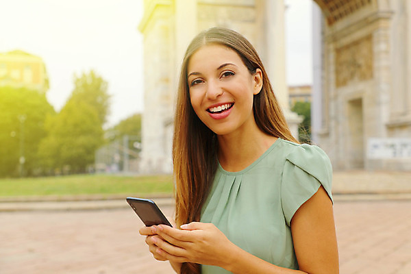 포토 JPG 해외이미지 백인 직업 라이프스타일 응시 여자 행복 셔츠 비즈니스 통신 청소년 성공 모바일 무선통신 한명 서기 사람 정장 성인 야외 스마트폰 뷰티 카메라 잡기 도시 작업 비즈니스우먼 자신감 연결 전화기 브라질사람 해외포토 서양인 1 시선 옷 감정 컨셉 상의 모션 생활 전자제품 핸드폰 스마트기기 직장인 파일형식 이미지허브