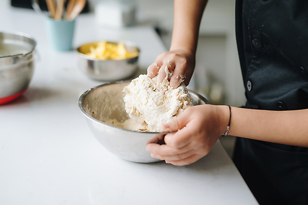 포토 JPG 해외이미지 여자 탁자 실내 요리 한명 상반신 성인 옆모습 아웃포커스 잡기 조리대 제빵 밀가루반죽 제빵사 믹싱볼 성인여자한명만 해외포토 직업 1 그릇 뷰포인트 가구 모션 촬영기법 사람 내부 제과제빵 반죽 여자한명만 성인여자만 파일형식 이미지허브