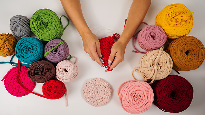 포토 JPG 해외이미지 손 실내 신체부위 하이앵글 잡기 뜨개질 털실 오브젝트 만들기 핸드메이드 해외포토 뷰포인트 모션 사람 취미 내부 실 파일형식 이미지허브