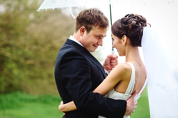 포토 JPG 해외이미지 여자 남자 행복 웨딩드레스 결혼 우산 신혼부부 안기 면사포 들기 정장 상반신 성인 두명 옆모습 마주보기 기쁨 비 성인만 해외포토 자연요소 부부 드레스 옷 감정 뷰포인트 모션 날씨 사람 이벤트 신혼 결혼소품 파일형식 이미지허브