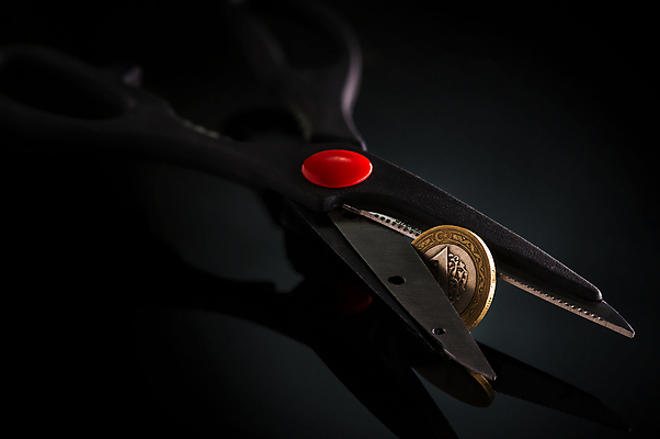 포토 JPG 해외이미지 유럽 컨셉 돈 비즈니스 집게 사람없음 금융 경제 동전 검은색 저축 유로 시장 자르기 심볼 투자 상업 이익 빚 압력 예산 위기 자금 페니 경제학 비용 튀르키예 해외포토 교육 나라 아시아 컬러 모션 재산 파일형식 이미지허브