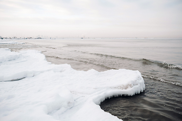 포토 JPG 해외이미지 파도 바다 여행 겨울 배낭 자연 하늘 바람 휴가 사람없음 물 여행객 냉동 얼음 낭만 추위 자유 흰색 숲 서리 발트해 에스토니아 해외포토 자연요소 계절 유럽 컬러 컨셉 가방 날씨 북유럽 사람 생태계 파일형식 이미지허브