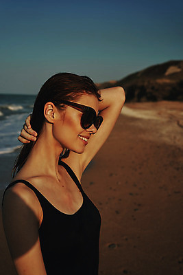 포토 JPG 해외이미지 주간 여자 여유 휴식 한명 상반신 성인 해변 야외 옆모습 여름휴가 바캉스 선글라스 잡기 성인여자한명만 해외포토 자연요소 1 감정 안경 바다 뷰포인트 컨셉 모션 휴가 사람 여자한명만 성인여자만 파일형식 여름_계절 이미지허브